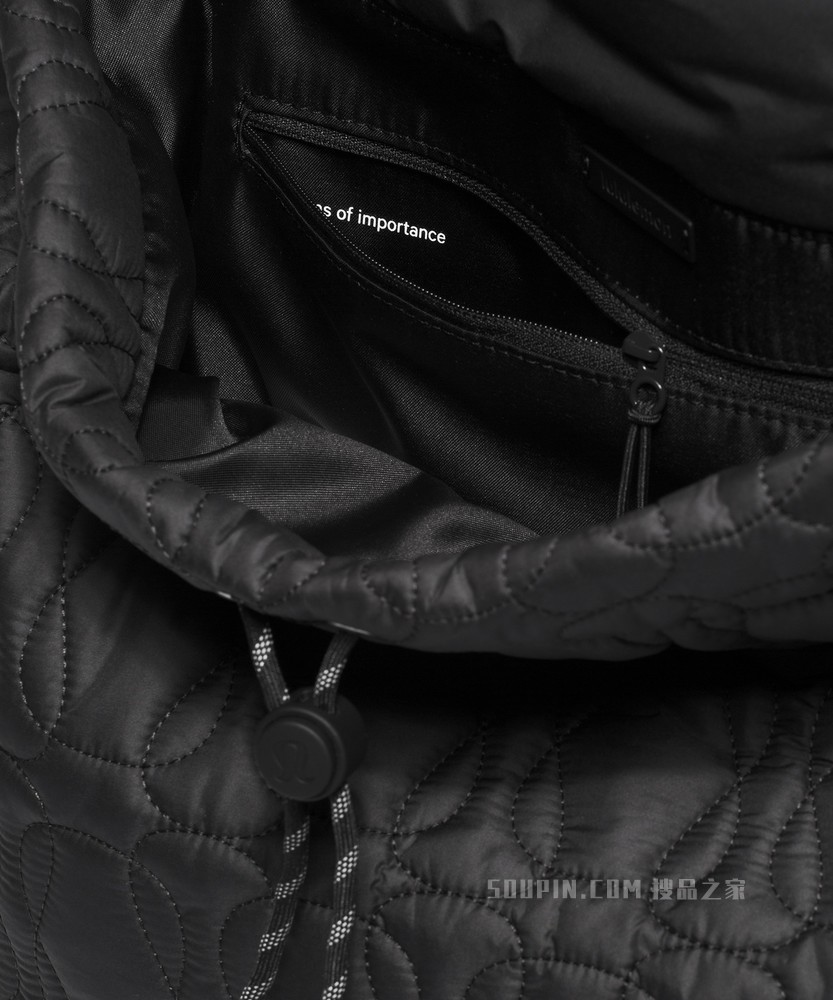 Quilted Embrace 女士背包