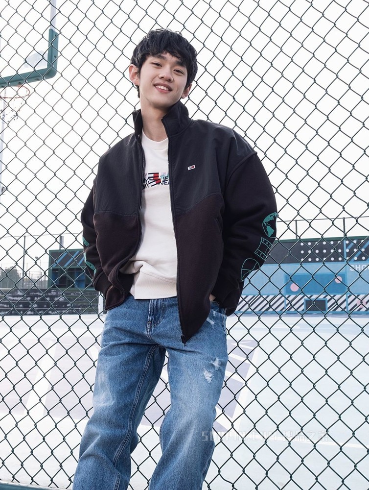 Tommy 22新款春夏男装时尚休闲纯棉旗标绣片宽松牛仔裤DM0DM12487