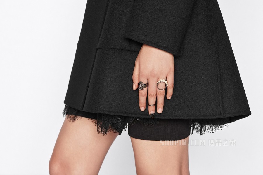 Miroir Sauvage 戒指 金属覆层金属和黑色仿水晶装饰