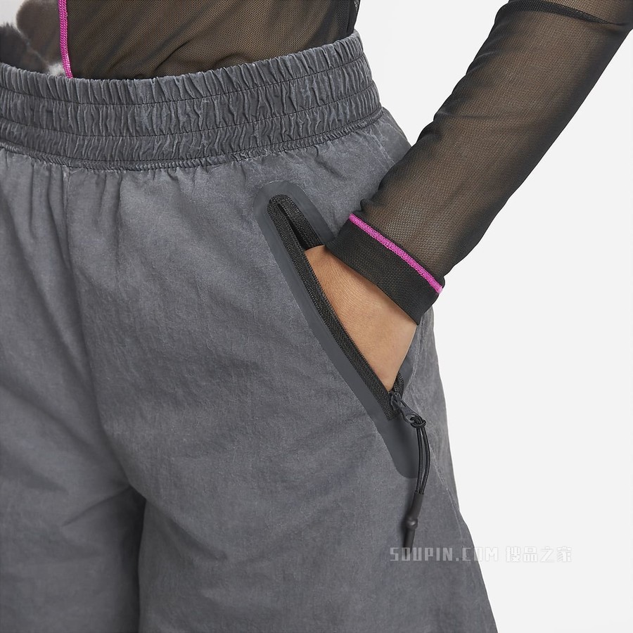 Nike Sportswear Tech Pack 女子高腰梭织短裤