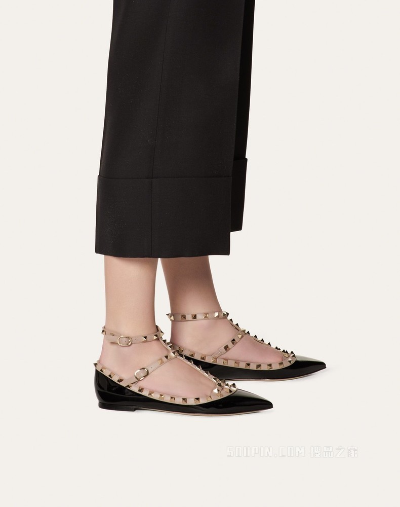 Rockstud 环绕式踝带漆皮铆钉芭蕾平底鞋（鞋跟高 0.5 厘米）