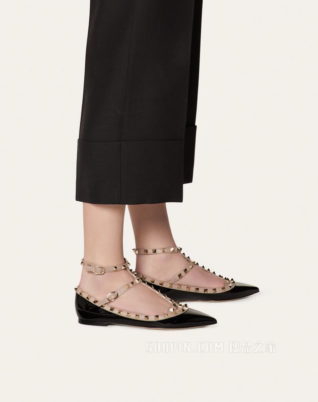 Rockstud 环绕式踝带漆皮铆钉芭蕾平底鞋（鞋跟高 0.5 厘米）