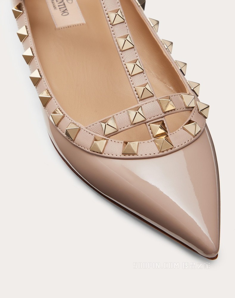 Rockstud 环绕式踝带漆皮铆钉芭蕾平底鞋（鞋跟高 0.5 厘米）