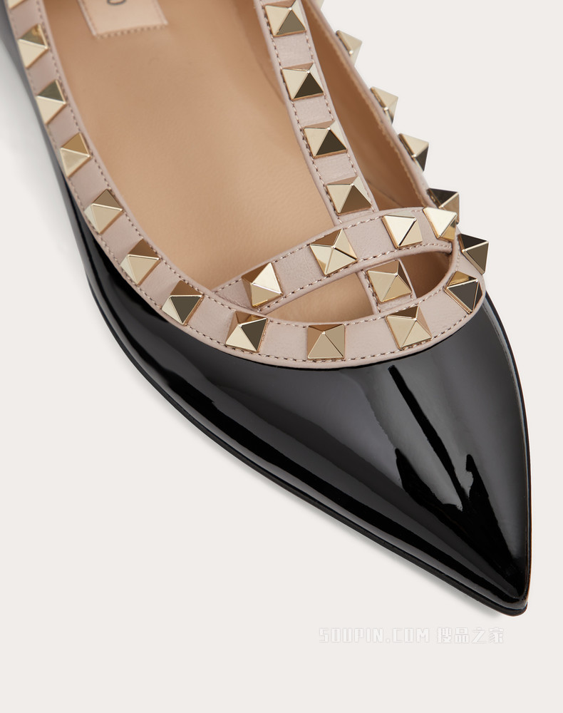 Rockstud 环绕式踝带漆皮铆钉芭蕾平底鞋（鞋跟高 0.5 厘米）