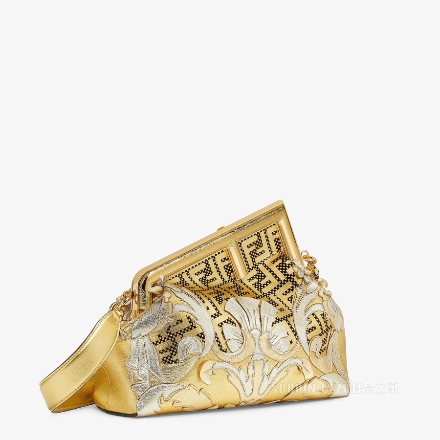 Fendi First中号手袋 Fendace金色皮革手袋，饰有贴花