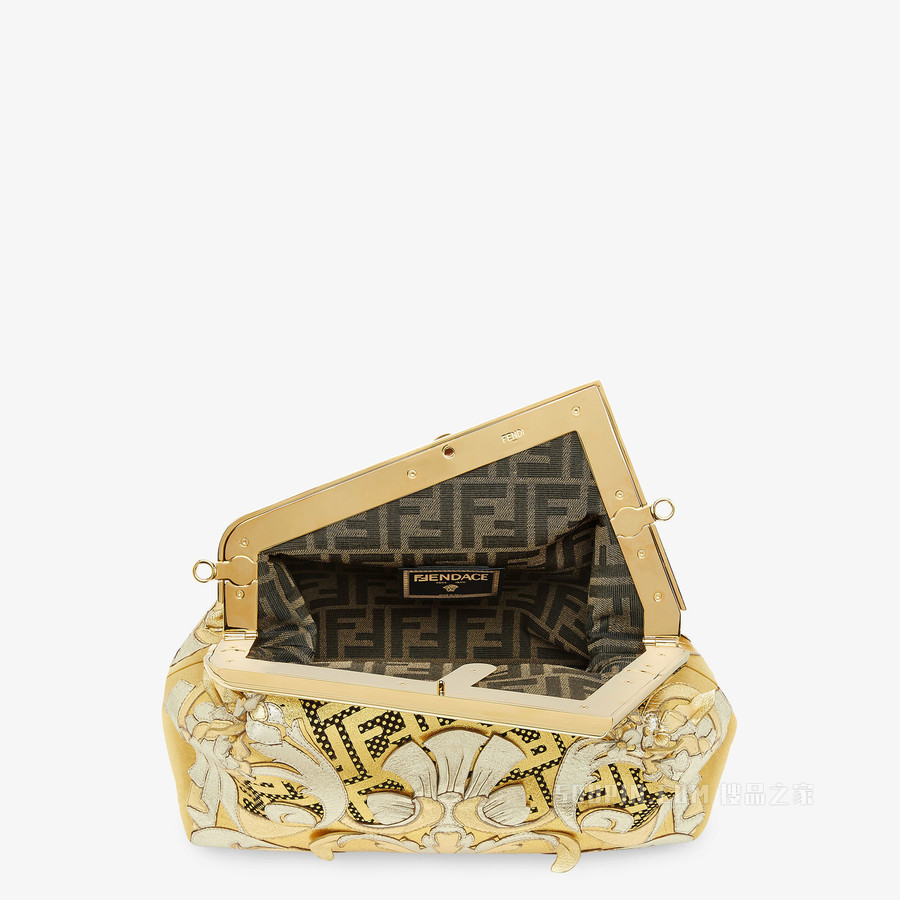 Fendi First中号手袋 Fendace金色皮革手袋，饰有贴花