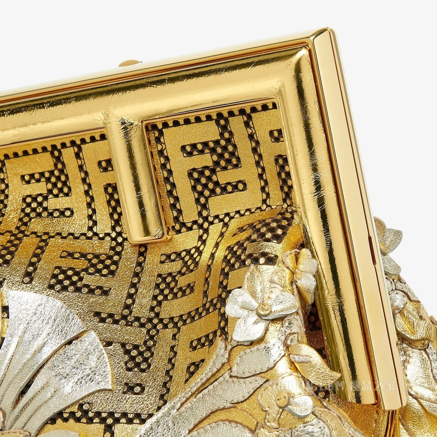 Fendi First中号手袋 Fendace金色皮革手袋，饰有贴花