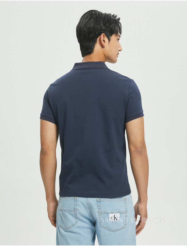 Calvin Klein 22春夏男时尚翻领立体LOGO贴片短袖POLO衫J320562
