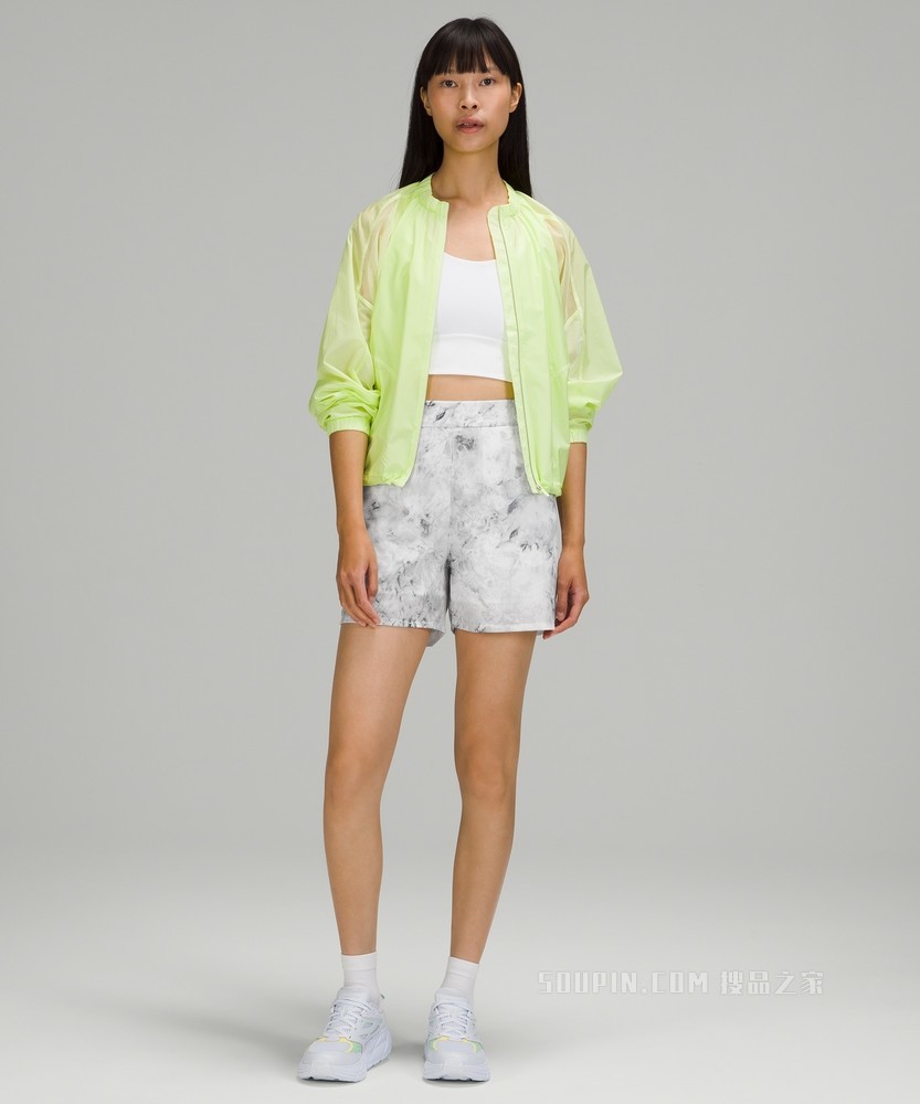 Flat-Front Relaxed 女士运动短裤 4.5