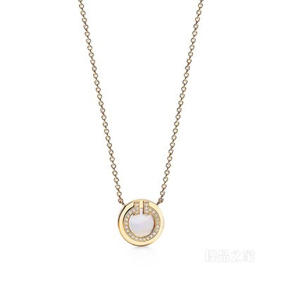Tiffany T 系列 18K 黄金镶嵌钻石和珍珠母贝圈形项链，小号。