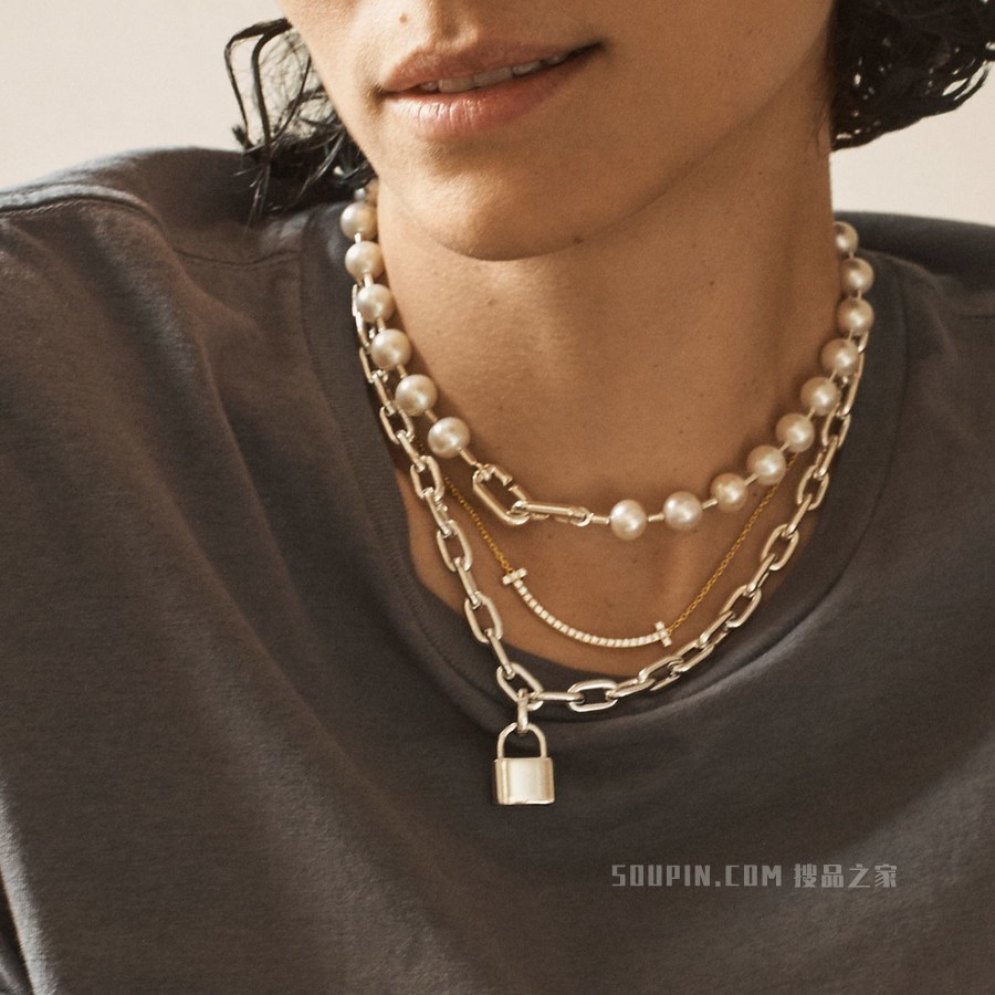 Tiffany T 系列 18K 黄金镶钻中号 Smile 项链。