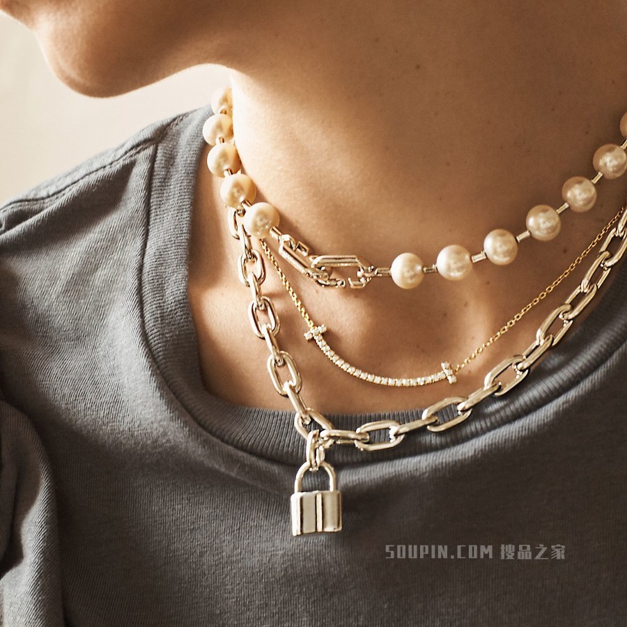 Tiffany T 系列 18K 黄金镶钻中号 Smile 项链。