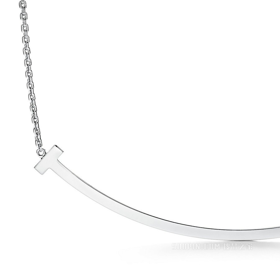 Tiffany T 系列 18K 白金特大号 Smile 项链。