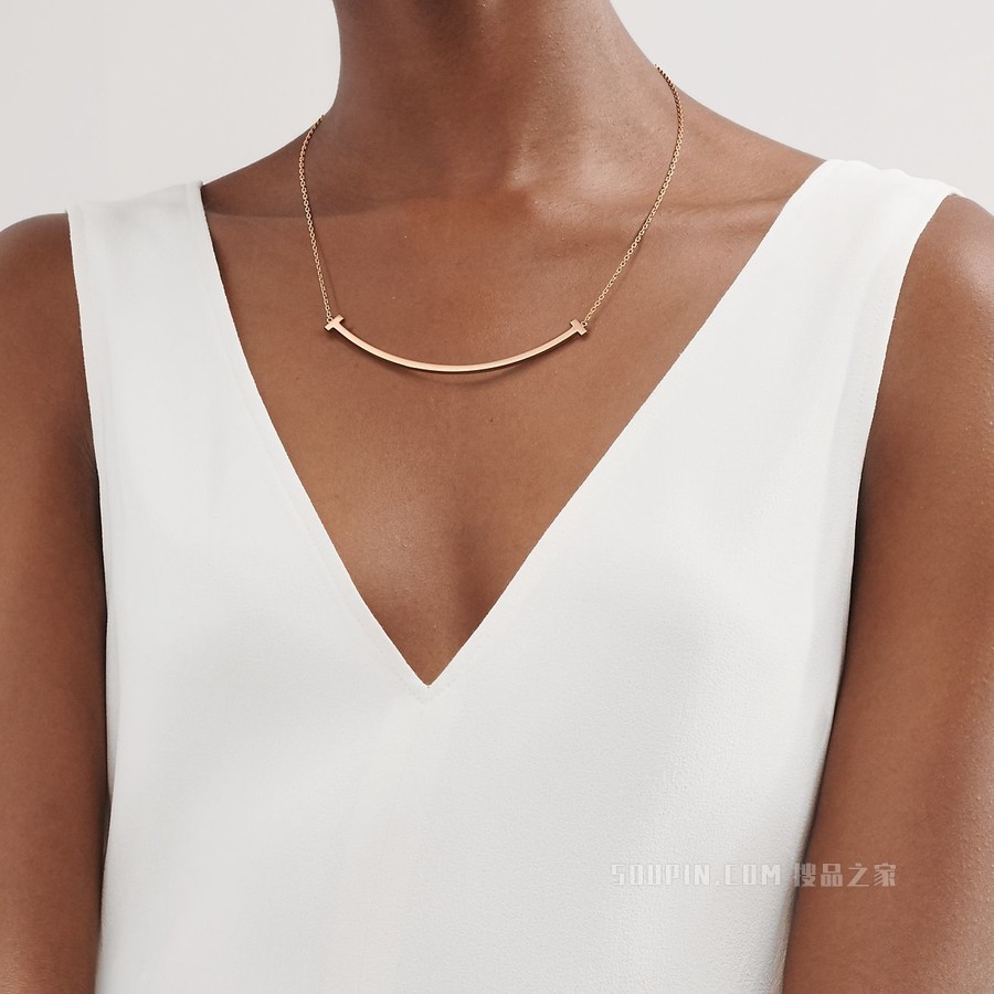 Tiffany T 系列 18K 玫瑰金特大号 Smile 项链。