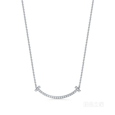 Tiffany T 系列 18K 白金镶钻中号 Smile 项链。