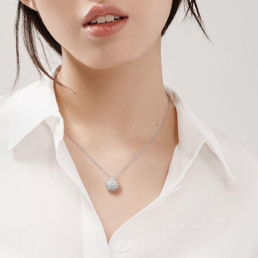 Tiffany HardWear 系列 18K 白金镶钻球形项链。