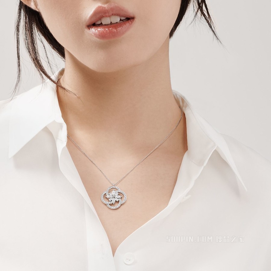 Tiffany Keys 系列 Tiffany Victoria™ 铂金花簇钥匙项链。
