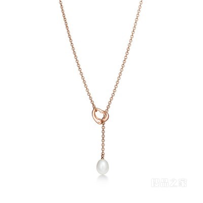 Elsa Peretti® 系列 18K 玫瑰金镶嵌淡水珍珠 Open Heart 套索项链。
