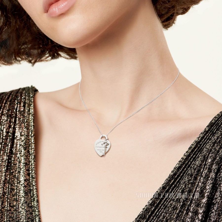 Return to Tiffany™ 系列纯银镶钻心形吊饰钥匙扣项链，中号