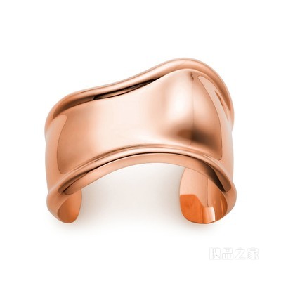 Elsa Peretti® 系列 18K 玫瑰金小号开口手镯，宽 43 毫米。