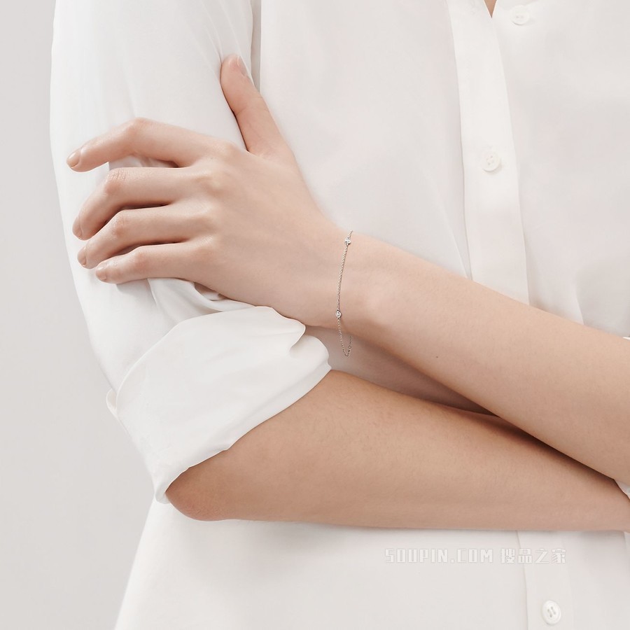 Elsa Peretti® 系列铂金 Diamonds by the Yard™ 手链。