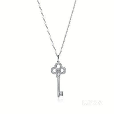 Tiffany Keys 系列 18K 白金镶钻迷你皇冠钥匙吊坠。