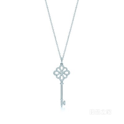 Tiffany Keys 系列 18K 白金镶钻结饰钥匙吊坠。