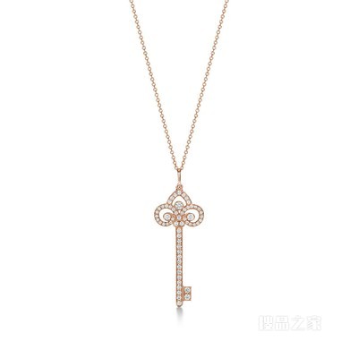 Tiffany Keys 系列 18K 玫瑰金镶钻鸢尾花钥匙吊坠。