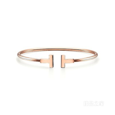 Tiffany T 系列 18K 玫瑰金线圈手镯，中号。