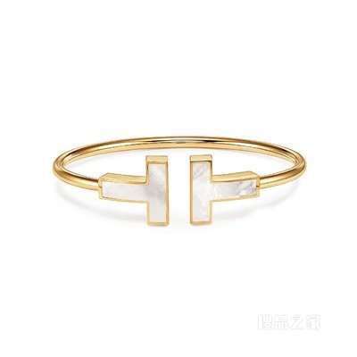 Tiffany T 系列 18K 黄金大号珍珠母贝线圈手链，中号。