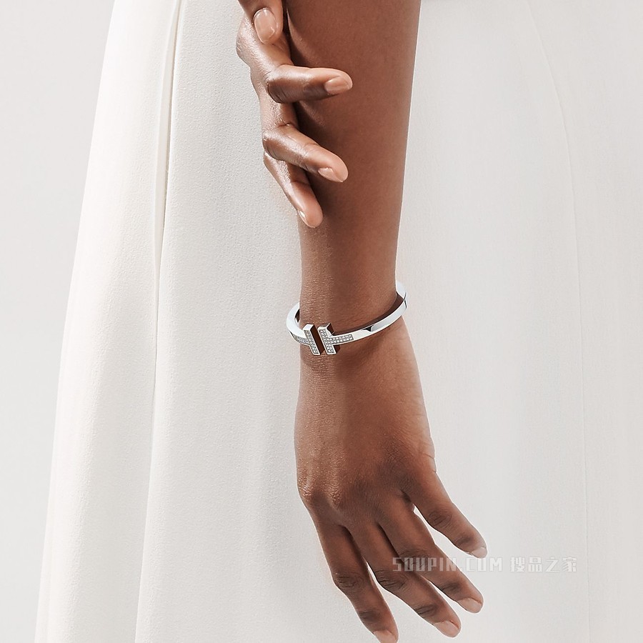 Tiffany T 系列 18K 白金铺镶钻石方形手镯，大号。
