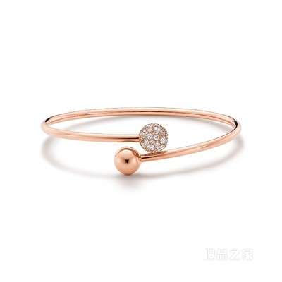 Tiffany HardWear 系列 18K 玫瑰金镶钻球形装饰环绕式手镯，中号。