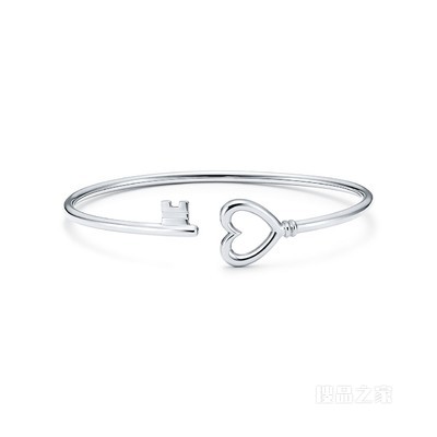 Tiffany Keys 系列 18K 白金中号心形线圈手镯。