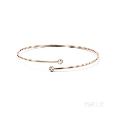 Elsa Peretti® 系列 18K 玫瑰金单行镶钻环形手镯。