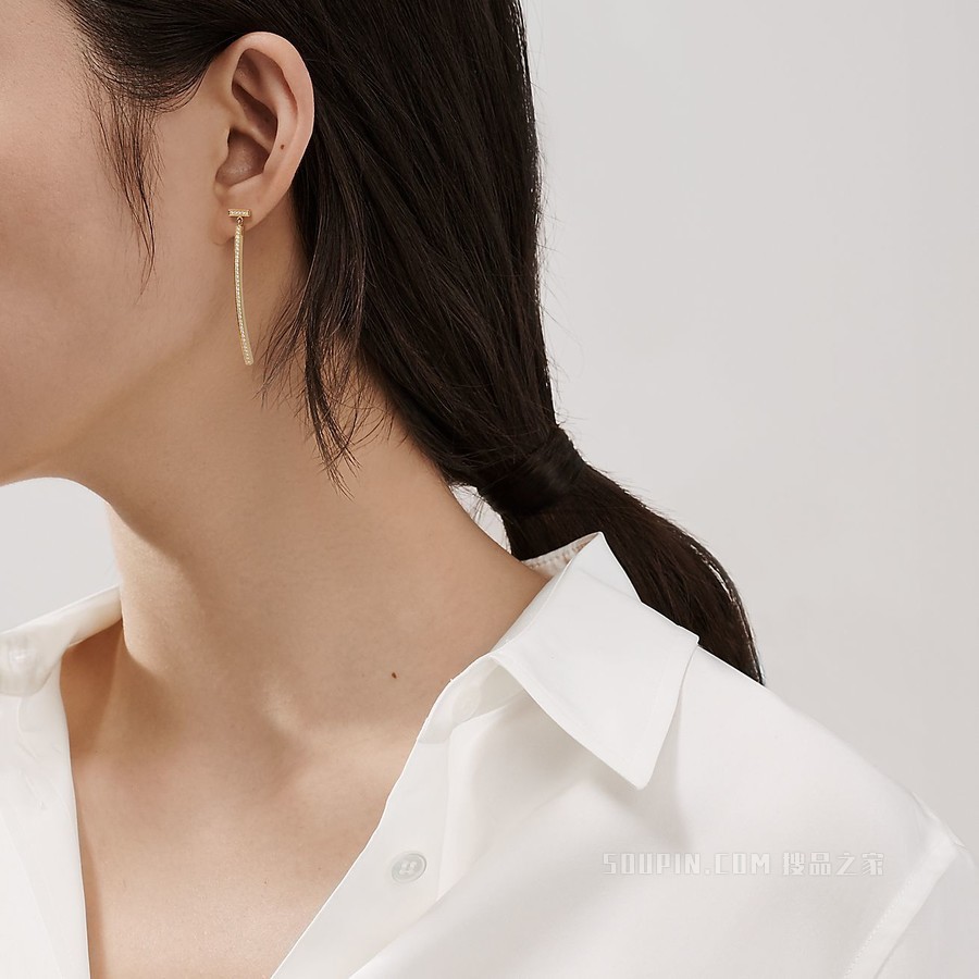 Tiffany T 系列 18K 黄金镶钻条形耳环。