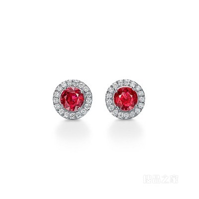 Tiffany Soleste 系列红宝石镶钻耳环。