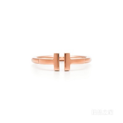 Tiffany T 系列 18K 玫瑰金线圈戒指。