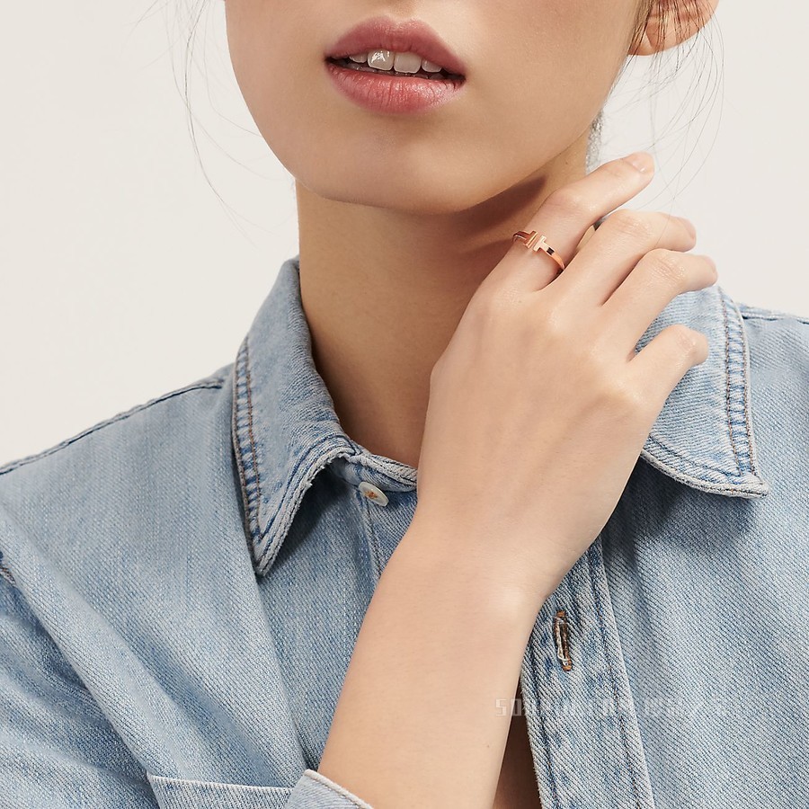 Tiffany T 系列 18K 玫瑰金线圈戒指。