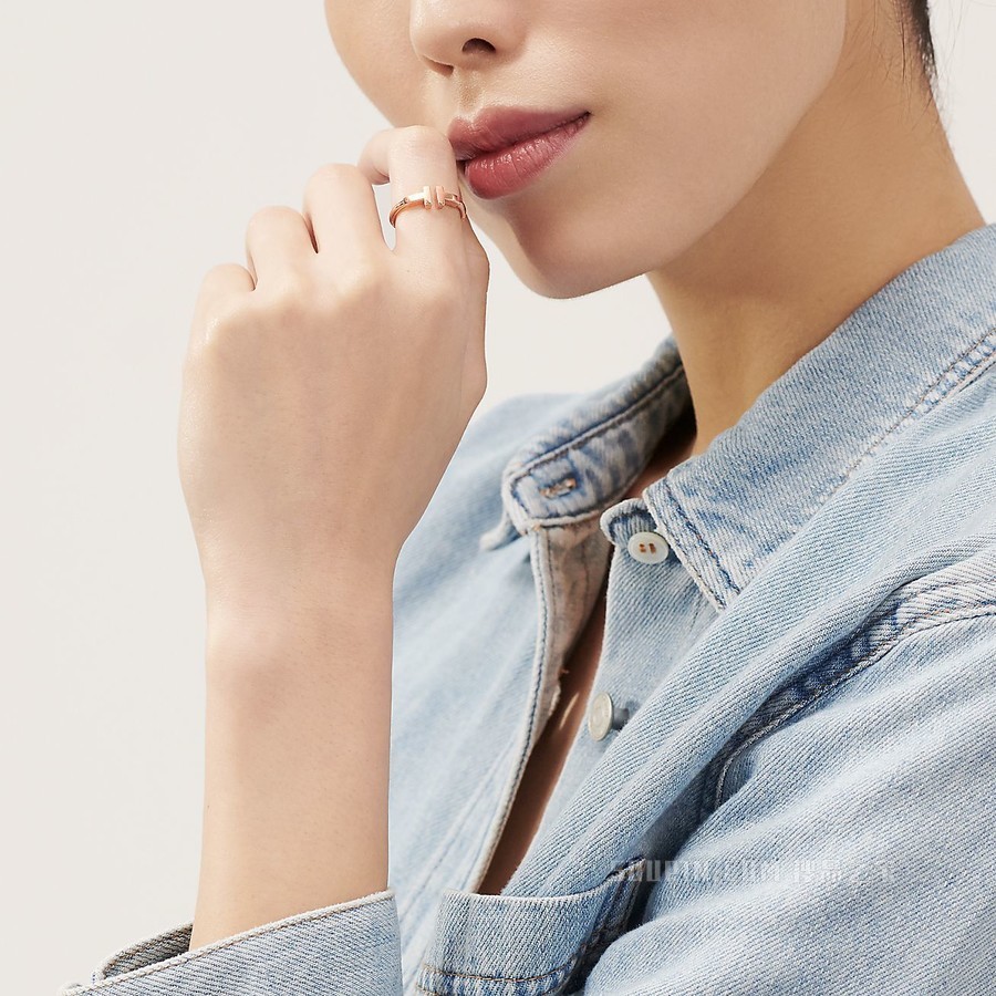 Tiffany T 系列 18K 玫瑰金线圈戒指。