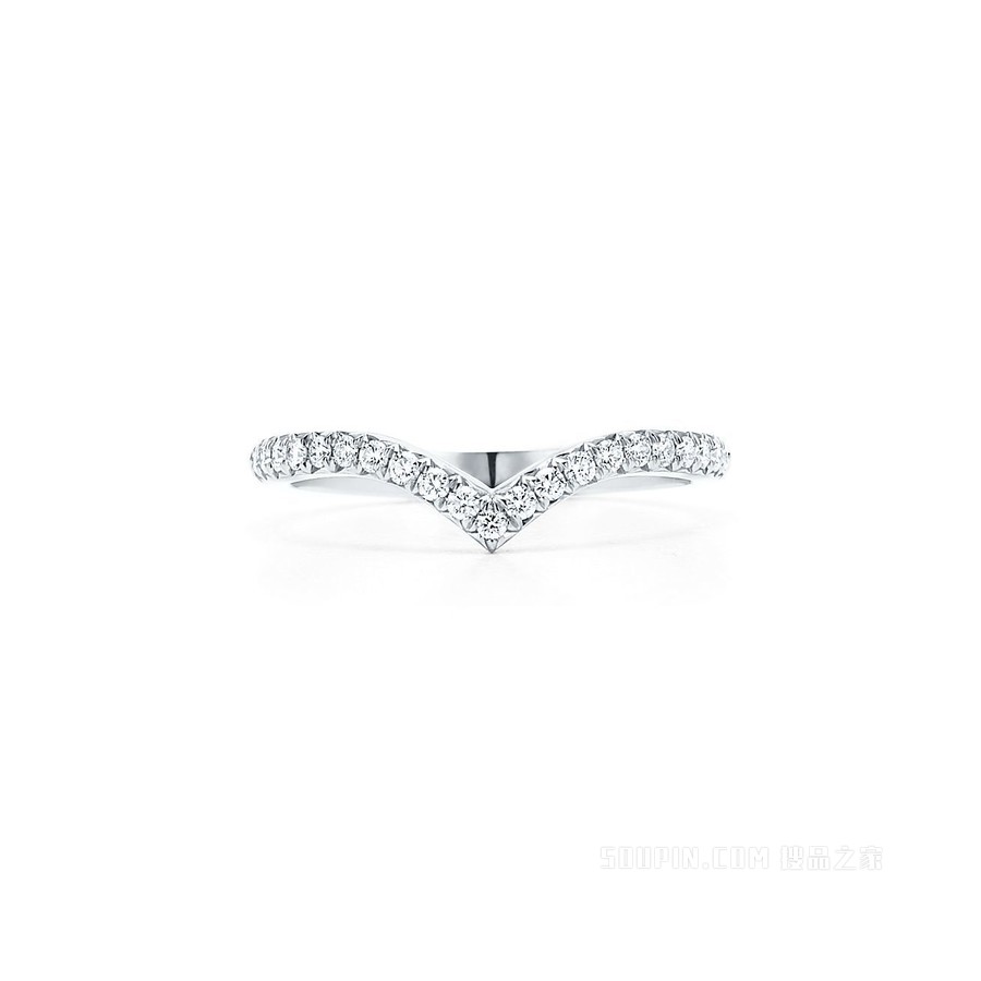 Tiffany Soleste 系列铂金镶嵌钻石 V 形戒指。