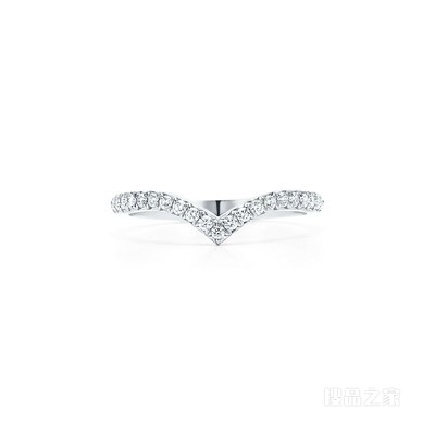 Tiffany Soleste 系列铂金镶嵌钻石 V 形戒指。