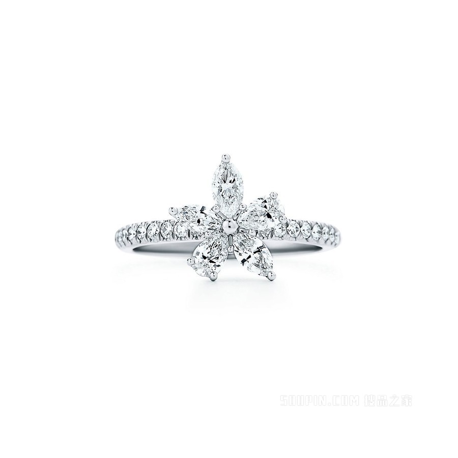 Tiffany Victoria™ 系列铂金镶钻花簇戒指。