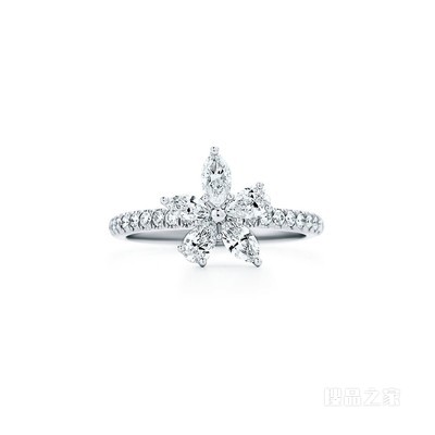 Tiffany Victoria™ 系列铂金镶钻花簇戒指。