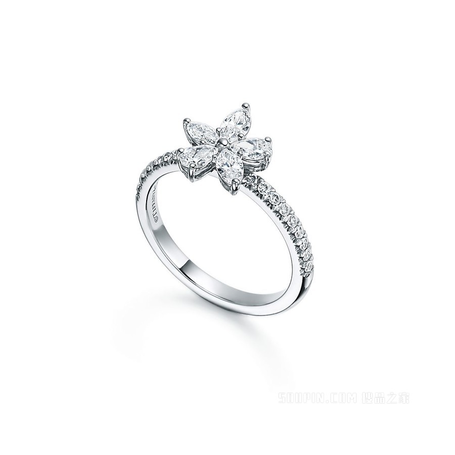 Tiffany Victoria™ 系列铂金镶钻花簇戒指。