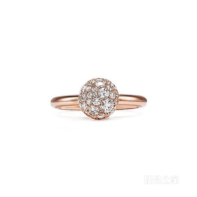 Tiffany HardWear 系列 18K 玫瑰金镶钻球形装饰戒指。