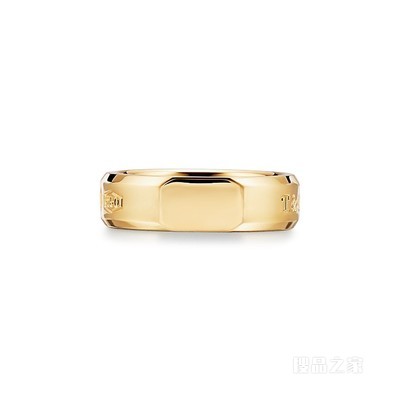 Tiffany 1837™ Makers 系列 18K 黄金中号斜切戒指，宽 6.7 毫米。