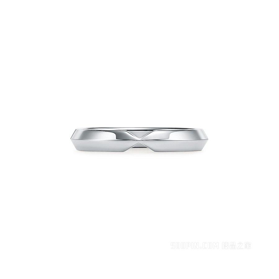 The Tiffany® Setting 系列铂金嵌套窄式戒指，宽 3 毫米。