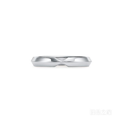 The Tiffany® Setting 系列铂金嵌套窄式戒指，宽 3 毫米。