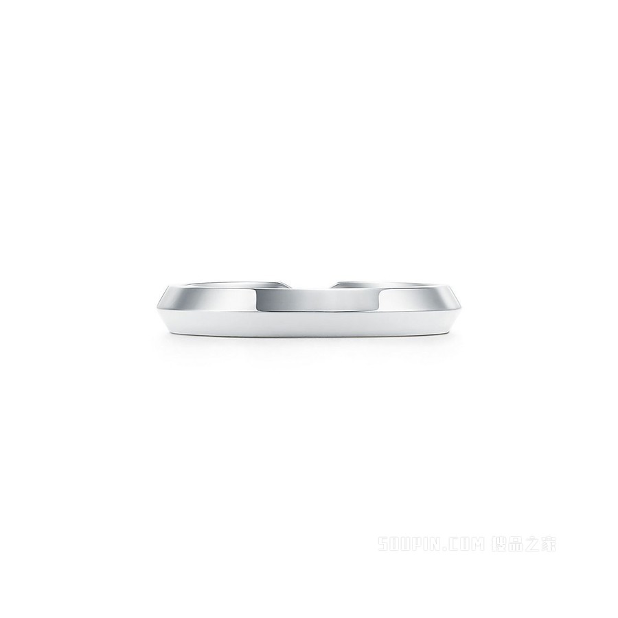 The Tiffany® Setting 系列铂金嵌套窄式戒指，宽 3 毫米。