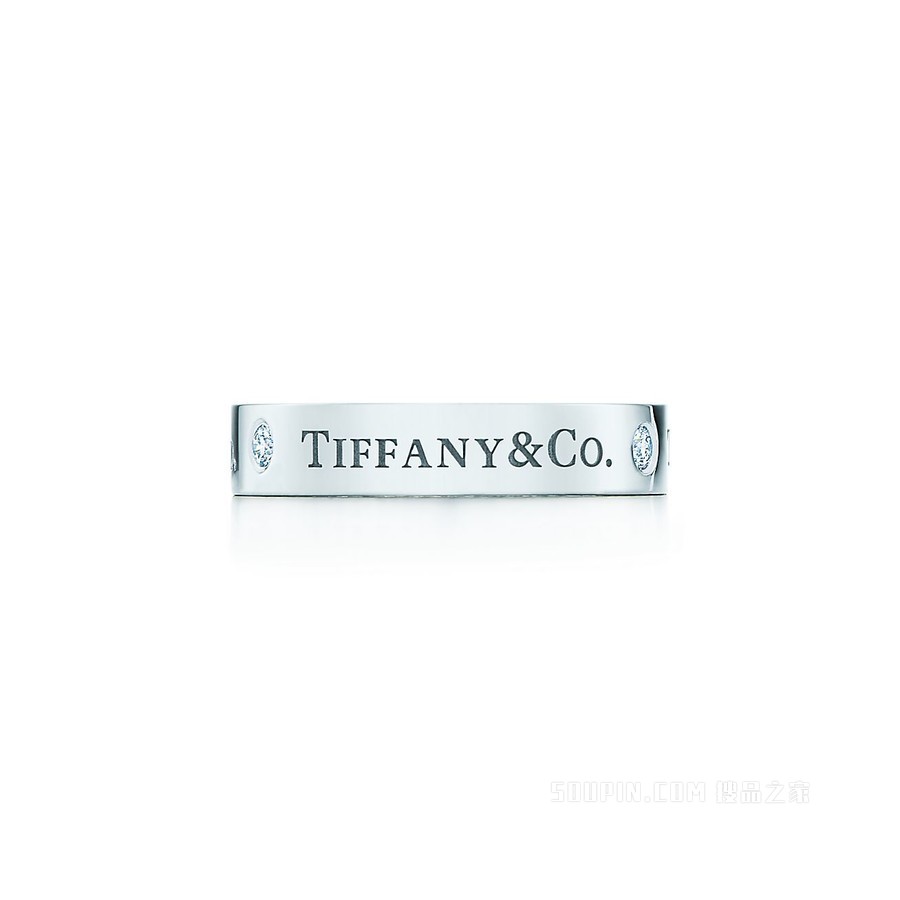 Tiffany & Co.® 系列铂金镶钻戒指，宽 4 毫米。